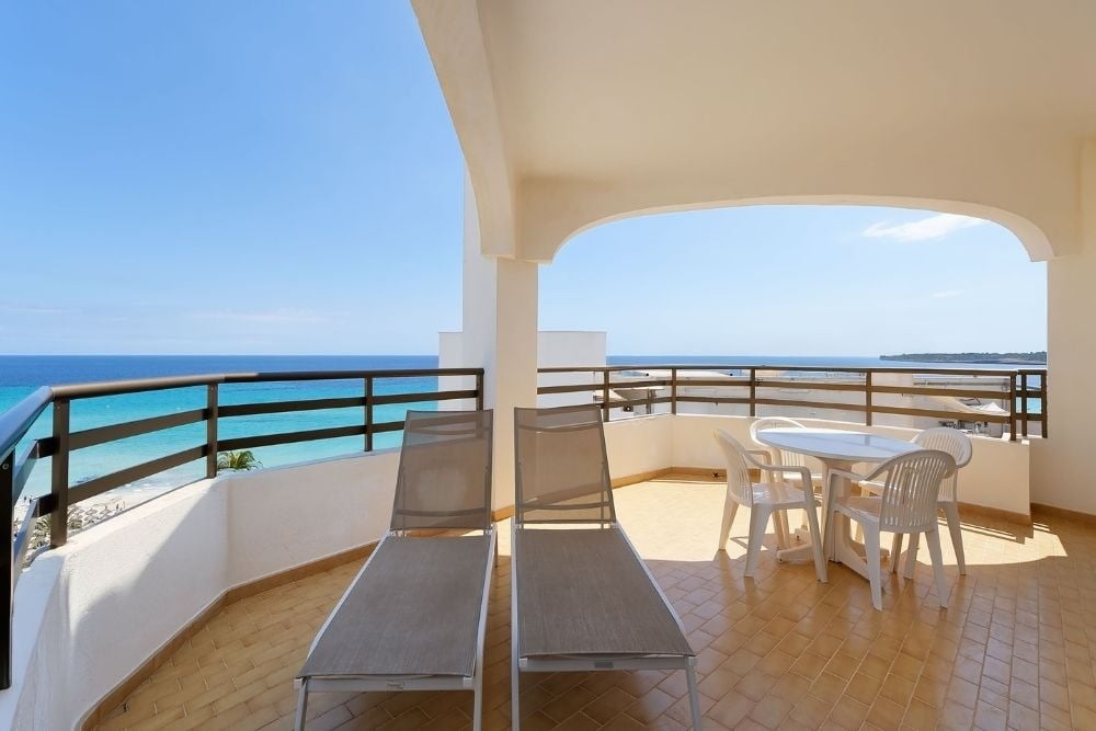 Balcon avec vue sur mer aux R2 Cala Millor Beach Apartments