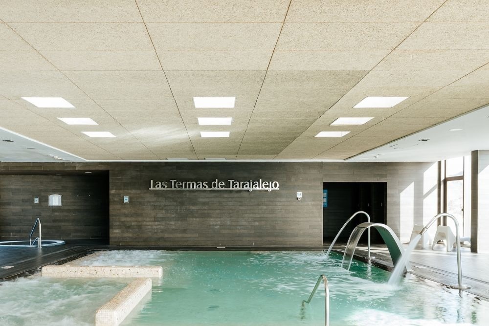 Ein Konferenzraum voller Tische und Stühle