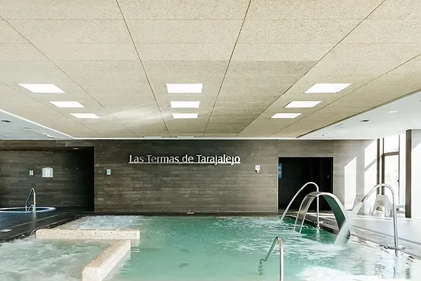 Innenpool mit Wasserfällen und "Las Termas de Tarajalejo" Schild von R2 Hoteles: Corporativa.