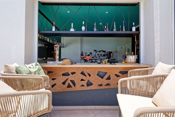 ein Konferenzraum voller Tische und Stühle