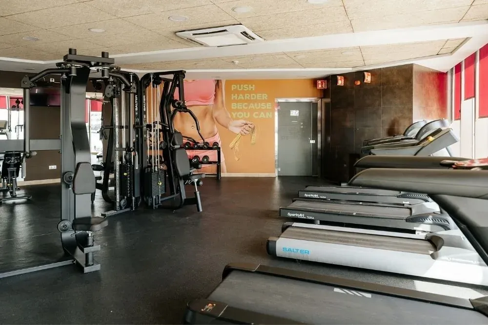 Gimnasio R2 Hoteles: Corporativa con equipamiento moderno.