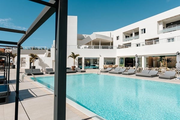 Ein Buffet mit Spaghetti- und Makkaroni-Gerichten