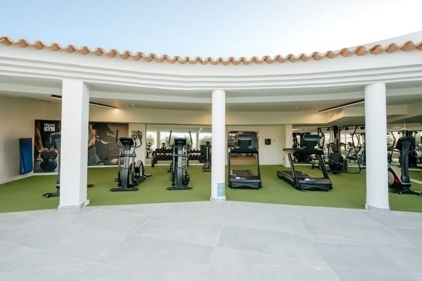 ein Konferenzraum voller Tische und Stühle