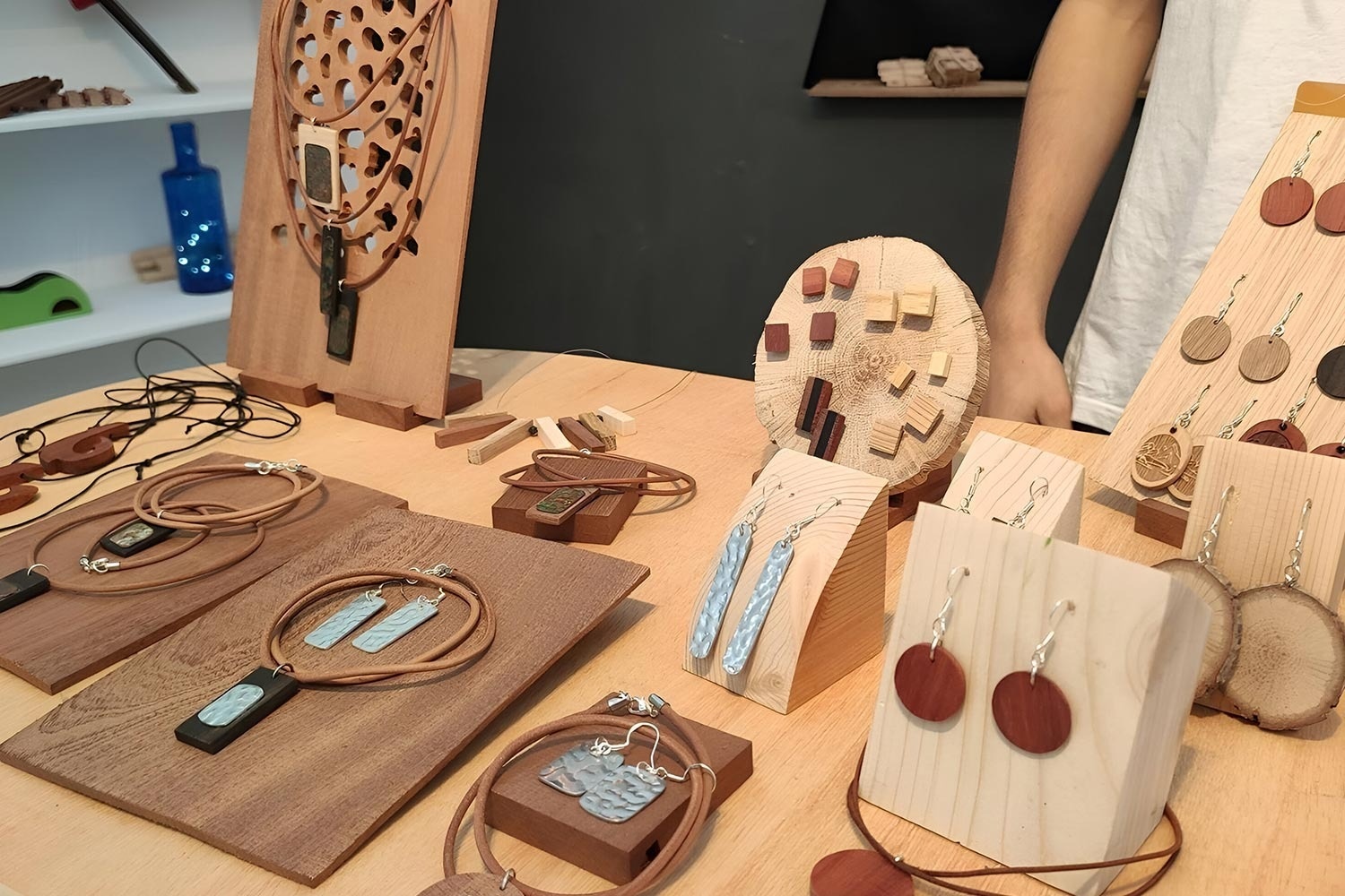 una vista aérea de una playa y el océano