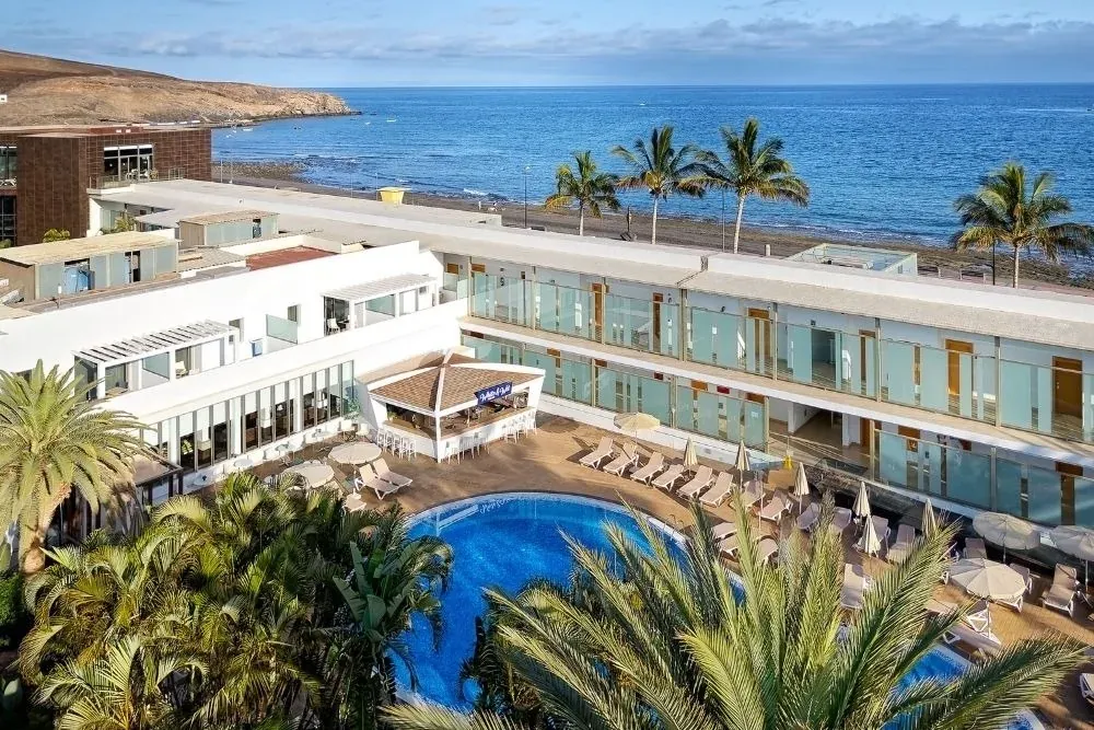 R2 Bahia Playa Design Hotel & Spa: piscina y playa ante vistas al mar.