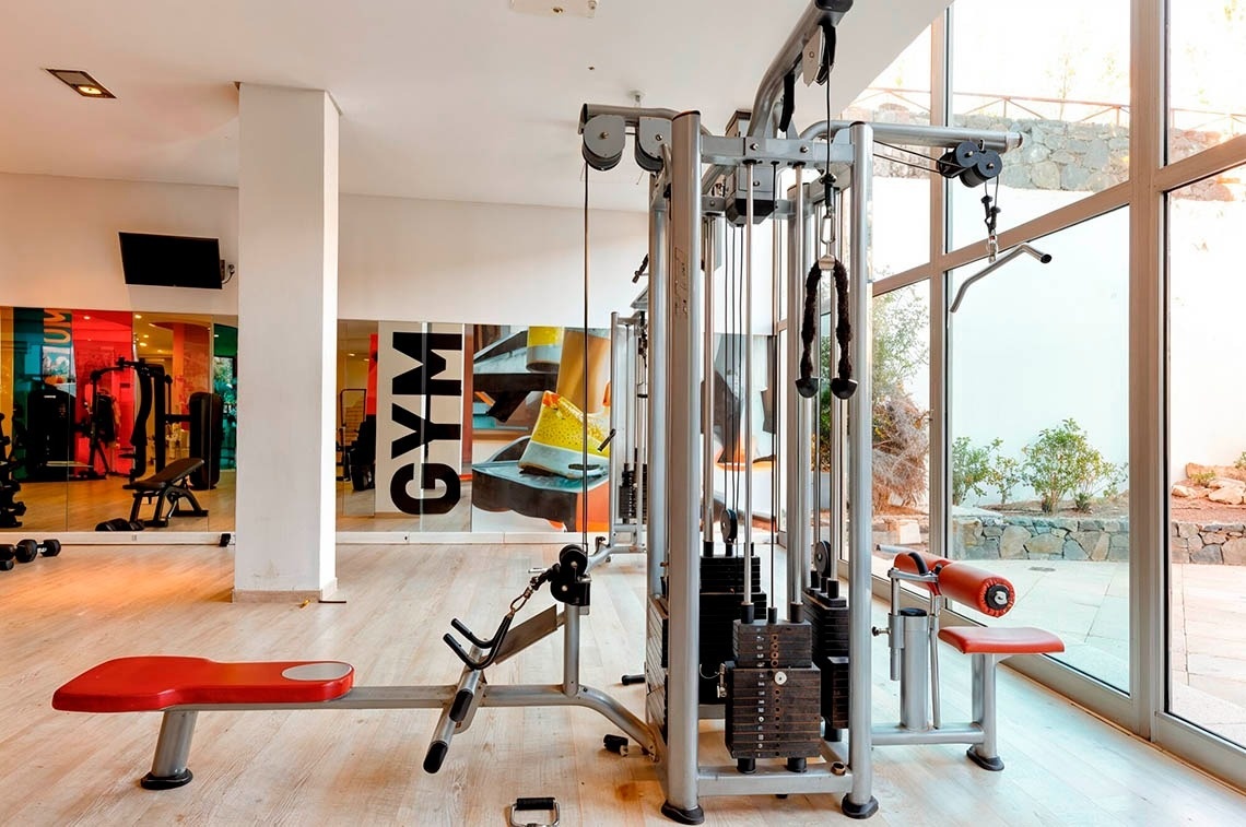 une salle de conférence remplie de tables et de chaises