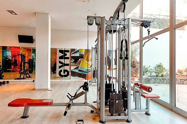 R2 Hoteles: Corporate modern gym with state-of-the-art equipment.