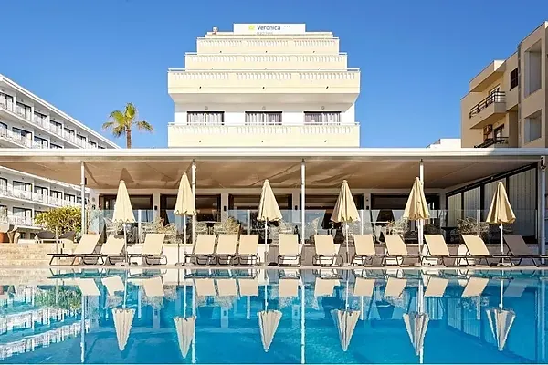 R2 Hoteles: Corporativa - Piscina y hotel Verónica Beach con tumbonas y sombrillas.