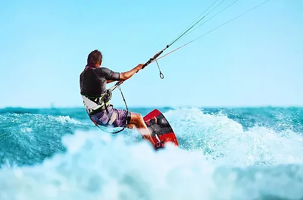 Kitesurf extremo en R2 Hoteles: Corporativa, aventura y adrenalina.