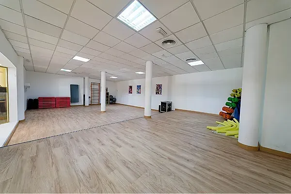 Gimnasio de R2 Hoteles: Corporativa con equipos modernos y pesas.