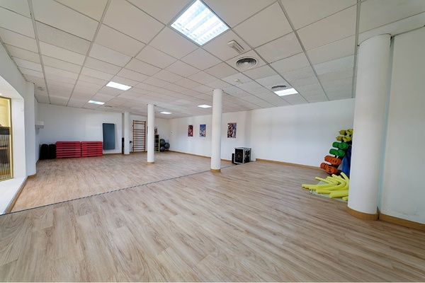 una sala de conferencias llena de mesas y sillas