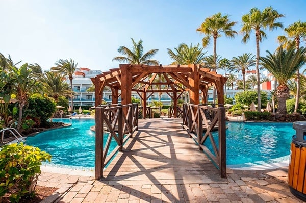 stół z talerzami i sztućcami oraz obrus z rybami i falami