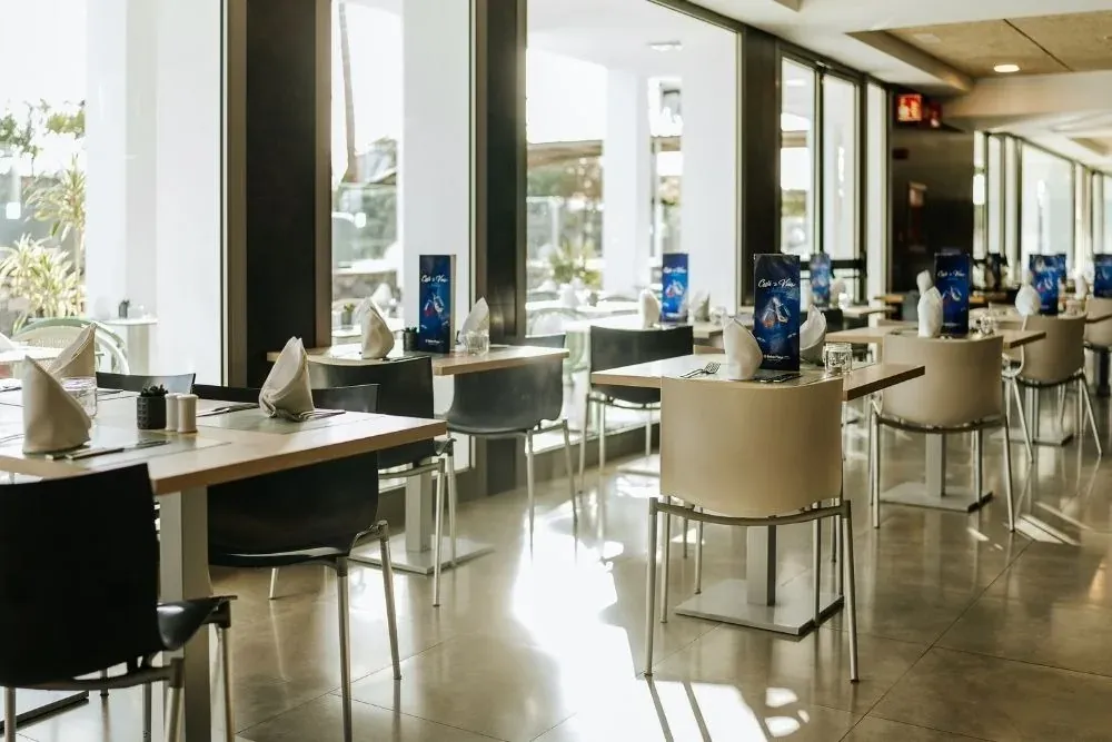 R2 Hoteles: Corporativa - Mesas listas en restaurante luminoso.