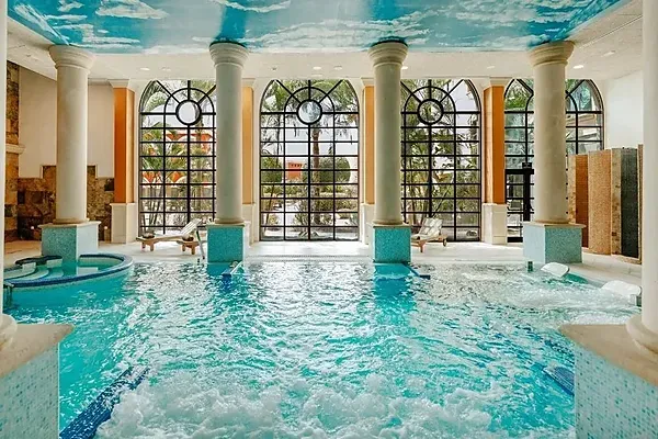 Entspannen Sie sich im R2 Hotels: Corporativa Pool mit Gartenblick.