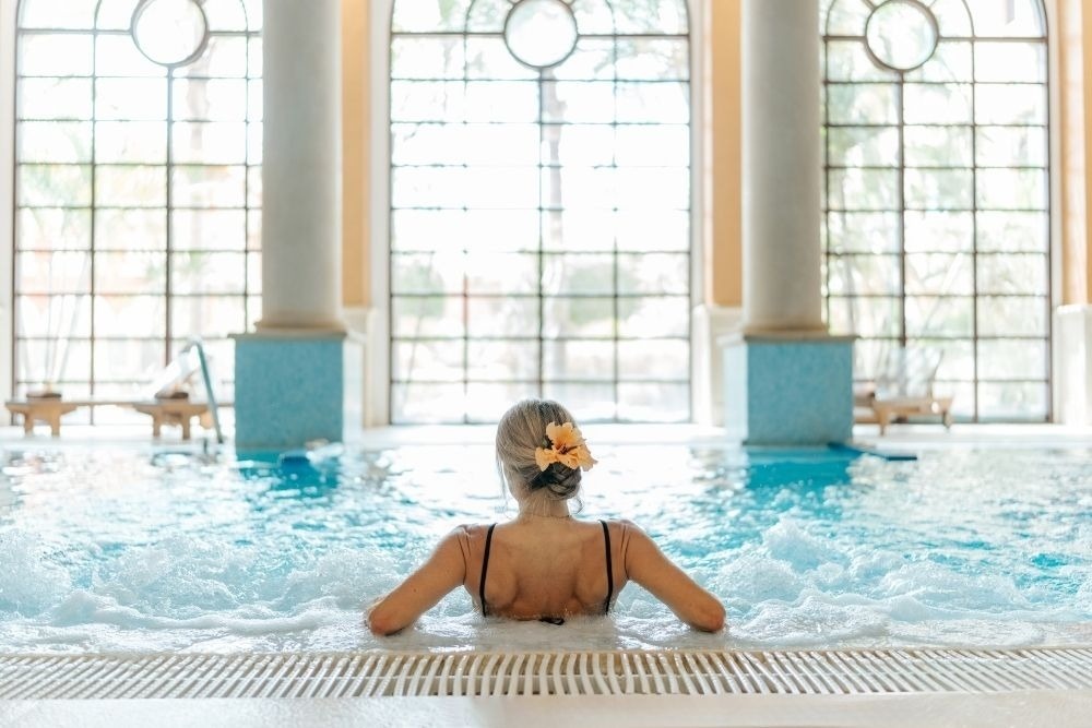 une salle de conférence remplie de tables et de chaises