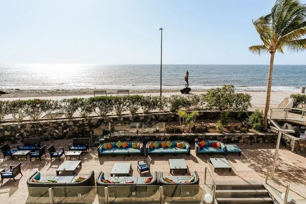 R2 Hoteles: Vista al mar desde la terraza con mobiliario.