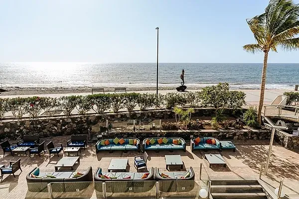 R2 Hoteles: Bar piscine 'White & Wet' con tumbonas.