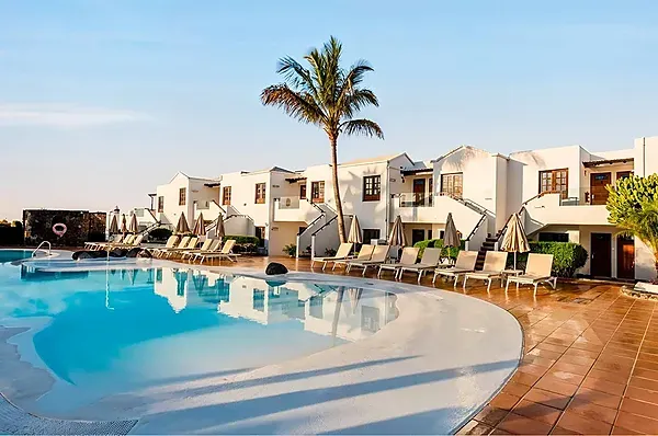 R2 Hoteles: Corporativa. Luxushotel-Pool mit Palmen und Meerblick.