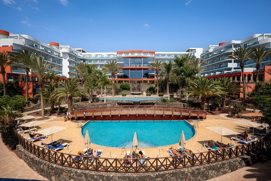 Hotel R2 Pájara Beach & Spa: vistas a la piscina y las palmeras