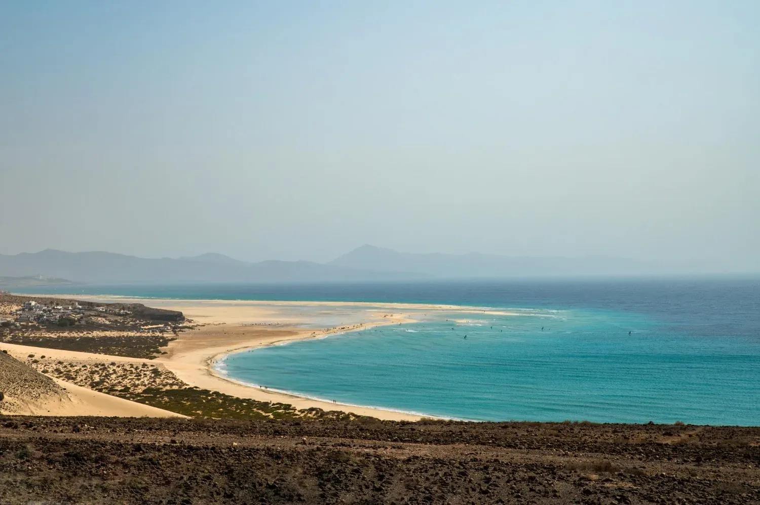 R2 Hoteles: Vista de playa turquesa con dunas y costa.
