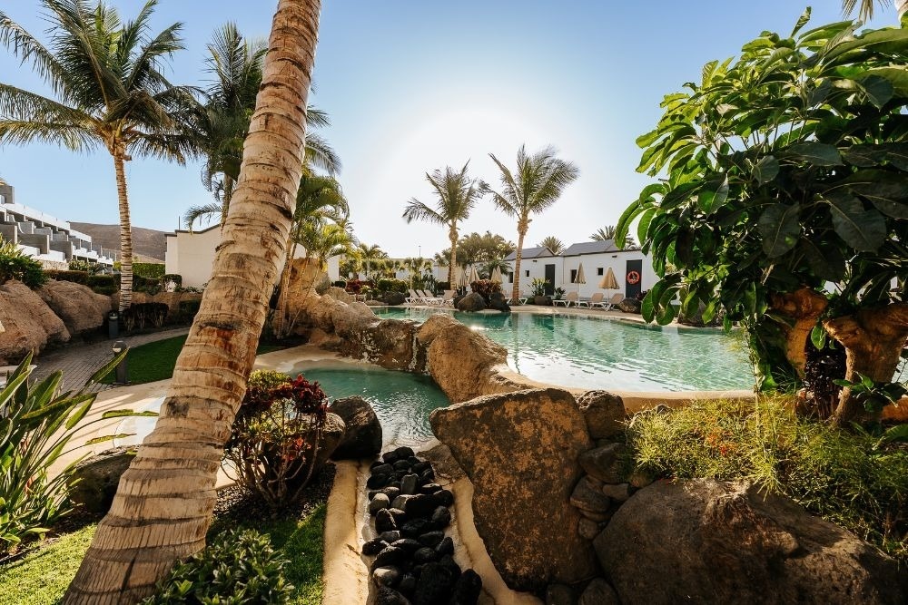 Ein Tisch mit Tellern und Besteck und einer Tischdecke mit Fischen und Wellen.