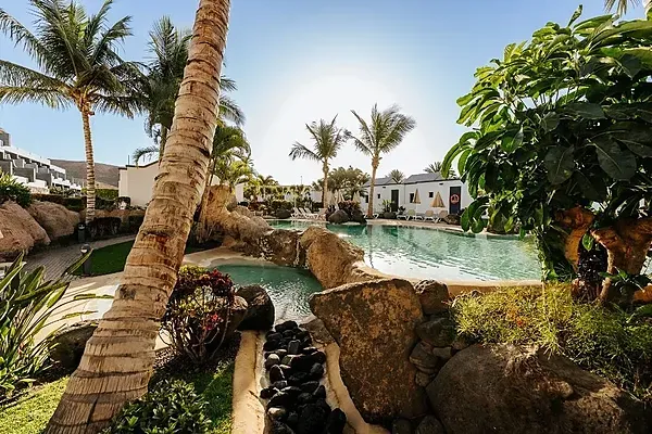 Pool und Palmen bei R2 Hoteles: Corporativa, ideal für Ihren Urlaub.