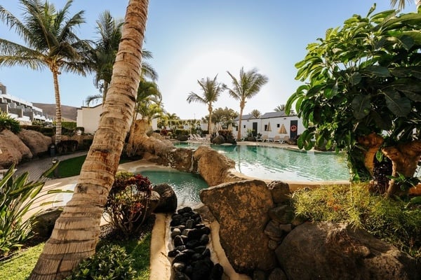 una mesa con platos y cubiertos y un mantel con peces y olas