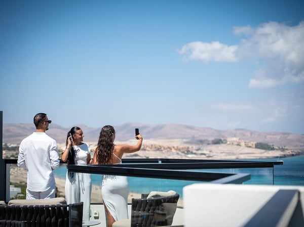 Ein Konferenzraum voller Tische und Stühle