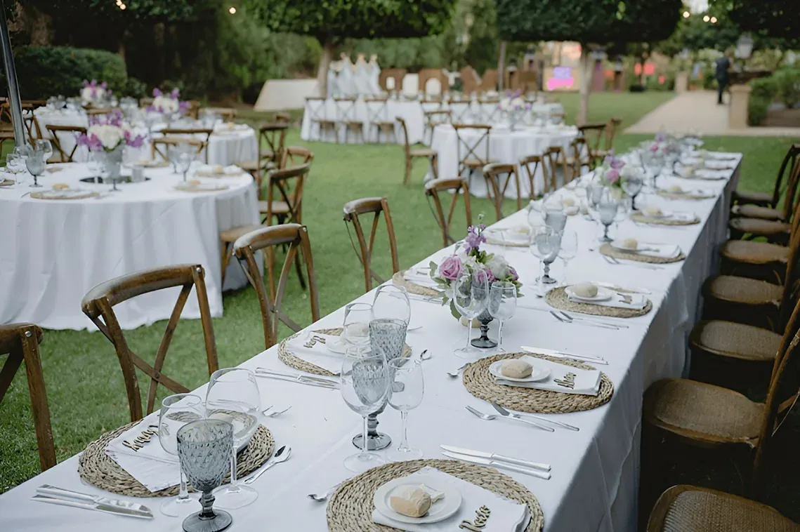 R2 Hoteles corporativa: banquete exterior, mesas y sillas para eventos.