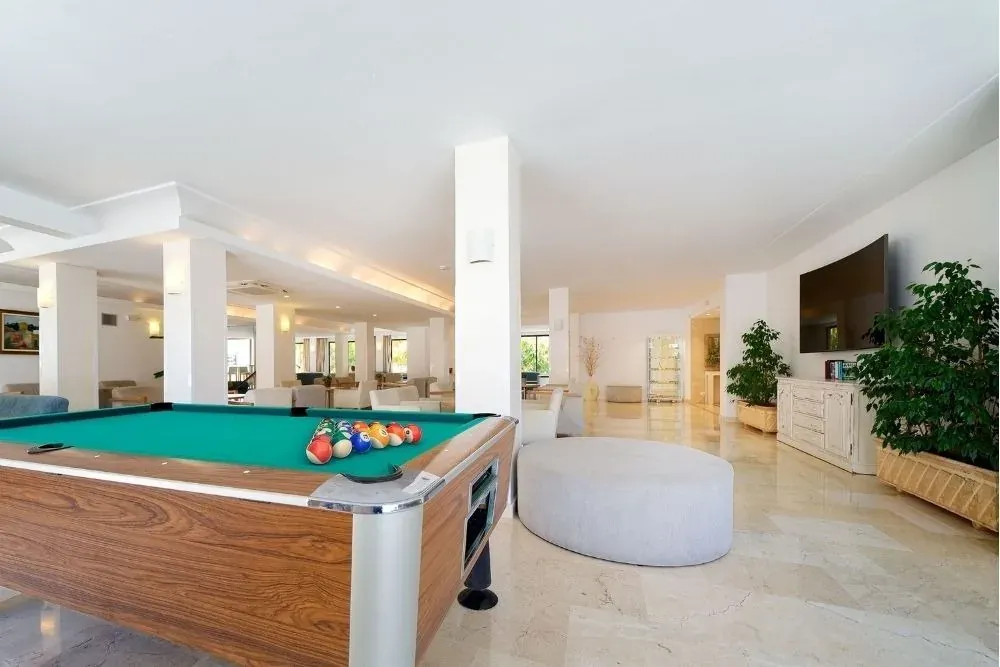 Sala de juegos con mesa de billar en R2 Verónica Beach Hotel | R2 Hotels & Residences.