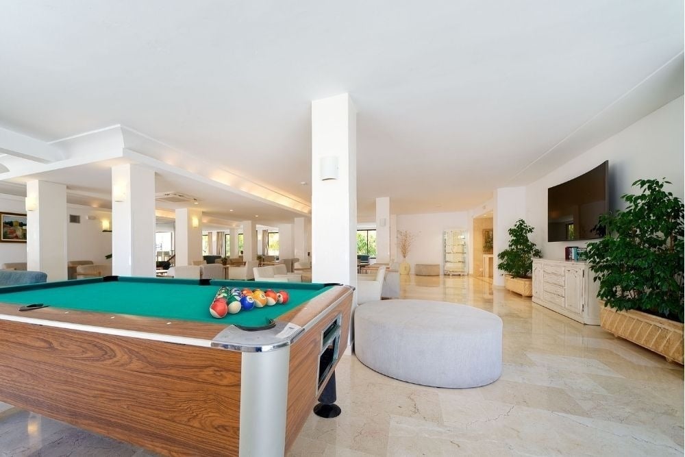 Sala de juegos con mesa de billar en R2 Verónica Beach Hotel | R2 Hotels & Residences.