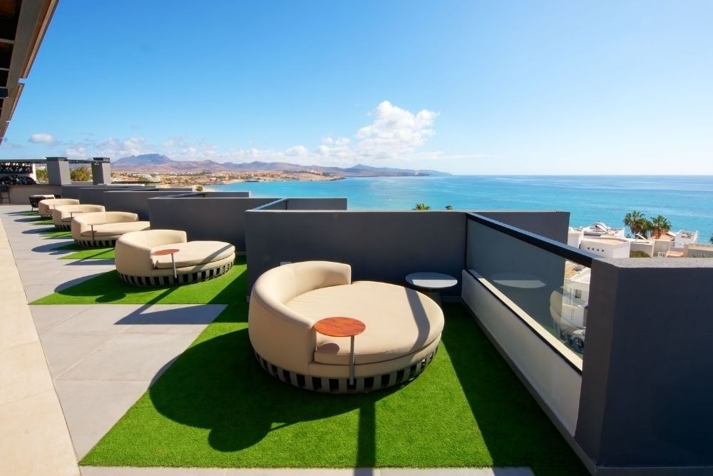 una sala conferenze piena di tavoli e sedie