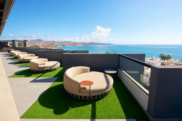 ein Konferenzraum voller Tische und Stühle