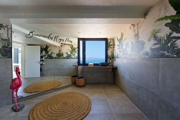 ein Konferenzraum voller Tische und Stühle