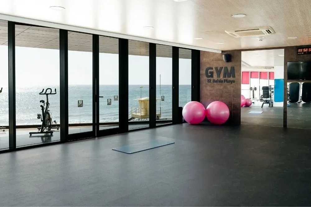 Gimnasio con vistas al mar en R2 Bahia Playa Design Hotel & Spa