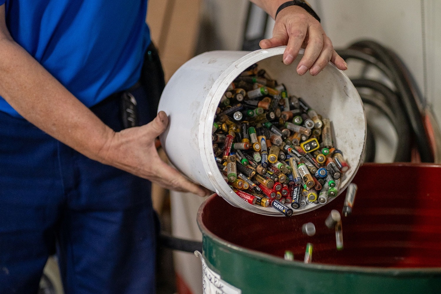 grupa ludzi bawi się w basenie