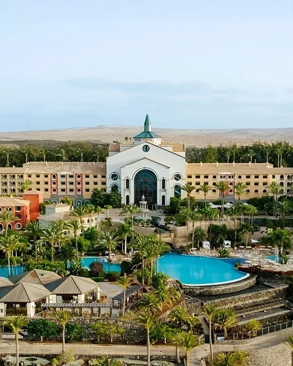 R2 Río Calma Hotel Spa & Conference Fuerteventura: Resort mit Pools, Palmen und markanter Architektur.