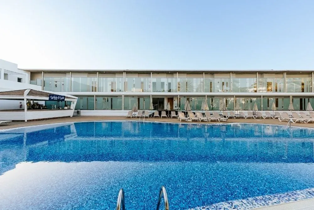 Piscina y bar de R2 Bahia Playa Design Hotel & Spa | Web Oficial