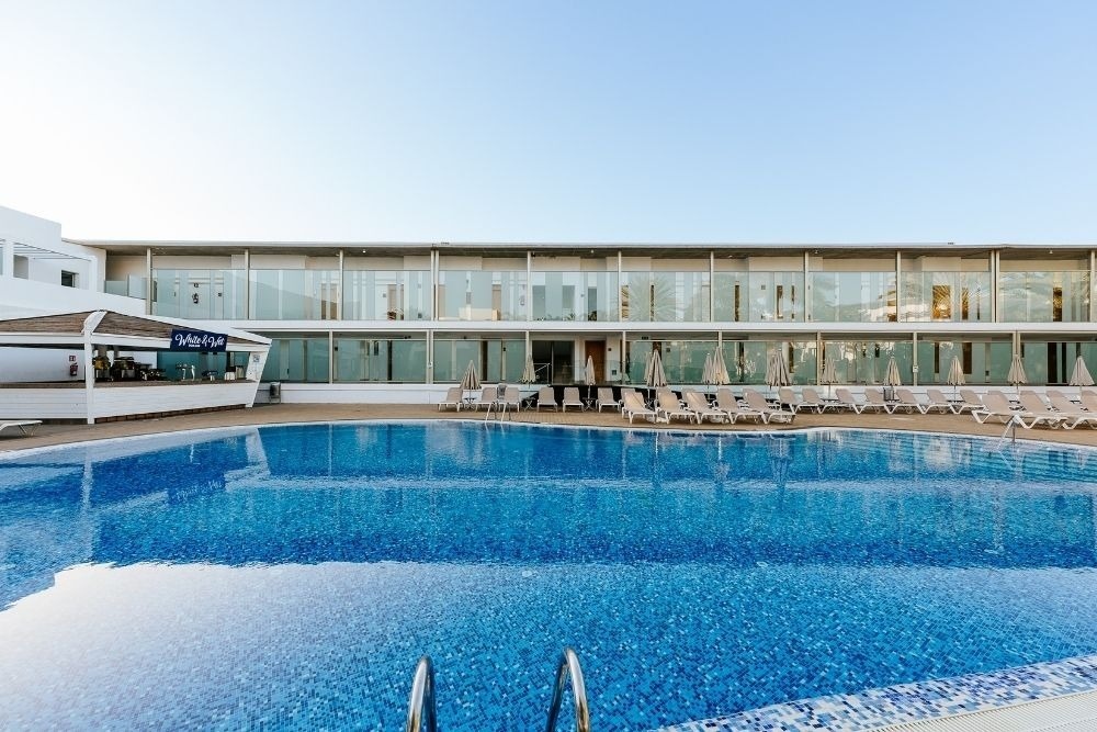 Schwimmbad am R2 Bahia Playa Design Hotel & Spa, ideal für Ihren Urlaub.