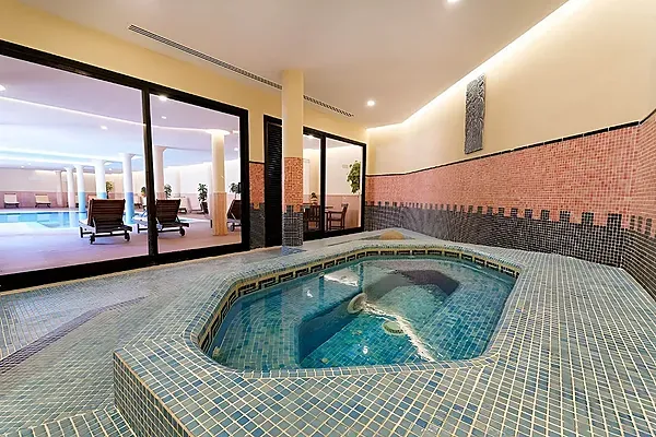 Piscina cubierta R2 Hoteles: Corporativa, ideal para relajarse y disfrutar.