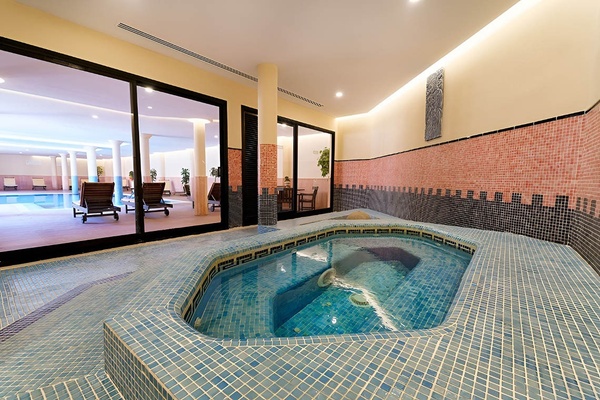 una sala de conferencias llena de mesas y sillas