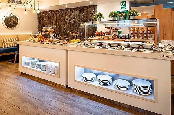 R2 Hotels: Eleganter Speisesaal mit gedeckten Tischen für Service.