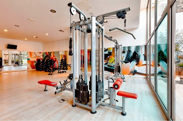 sala konferencyjna pełna stołów i krzeseł