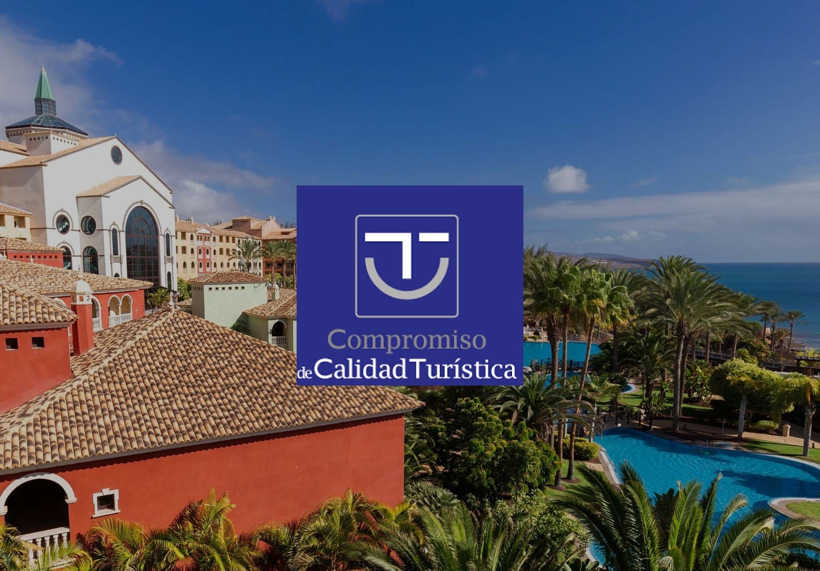 kobieta siedzi przy stole i je danie.