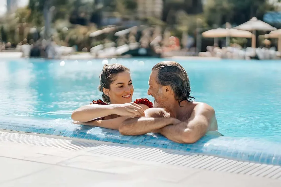 Pareja relajándose en la piscina R2 Hoteles: Corporativa