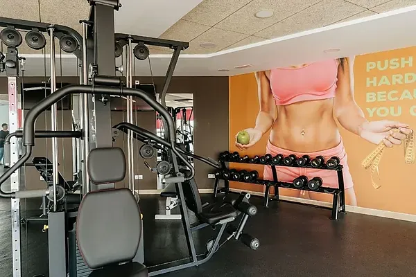 R2 Hoteles: Firmenfitness. Fitnessraum mit Crosstrainern und Laufbändern.