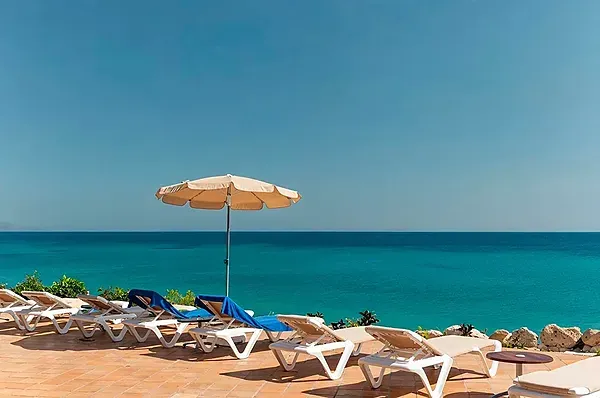 R2 Hotels: Refreshing cocktails and fruit on sunny terrace.
