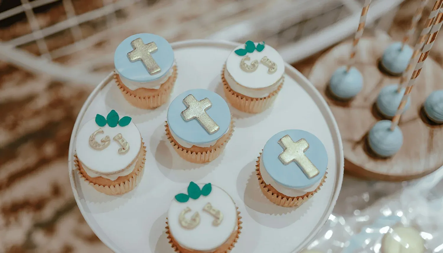 Petits gâteaux décorés de croix et lettres pour l'événement d'entreprise R2 Hoteles.