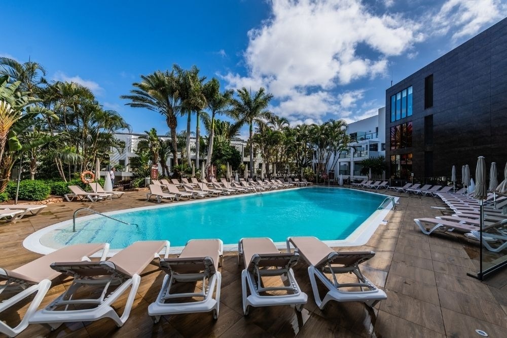 une table avec des assiettes et des couverts et une nappe avec des poissons et des vagues