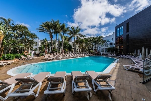 stół z talerzami i sztućcami oraz obrus z rybami i falami